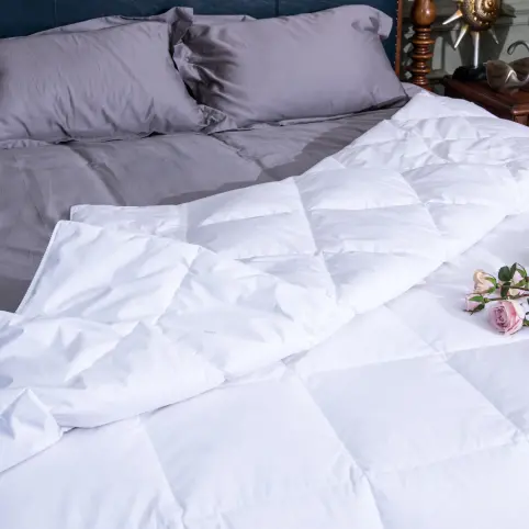 - Natuurlijk dekbed met 50% witte eendendons en 50% witte eendenveren